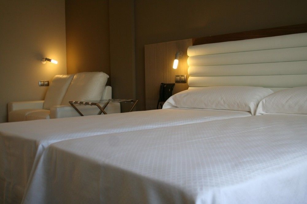 Hotel Duero Laguna de Duero Bagian luar foto