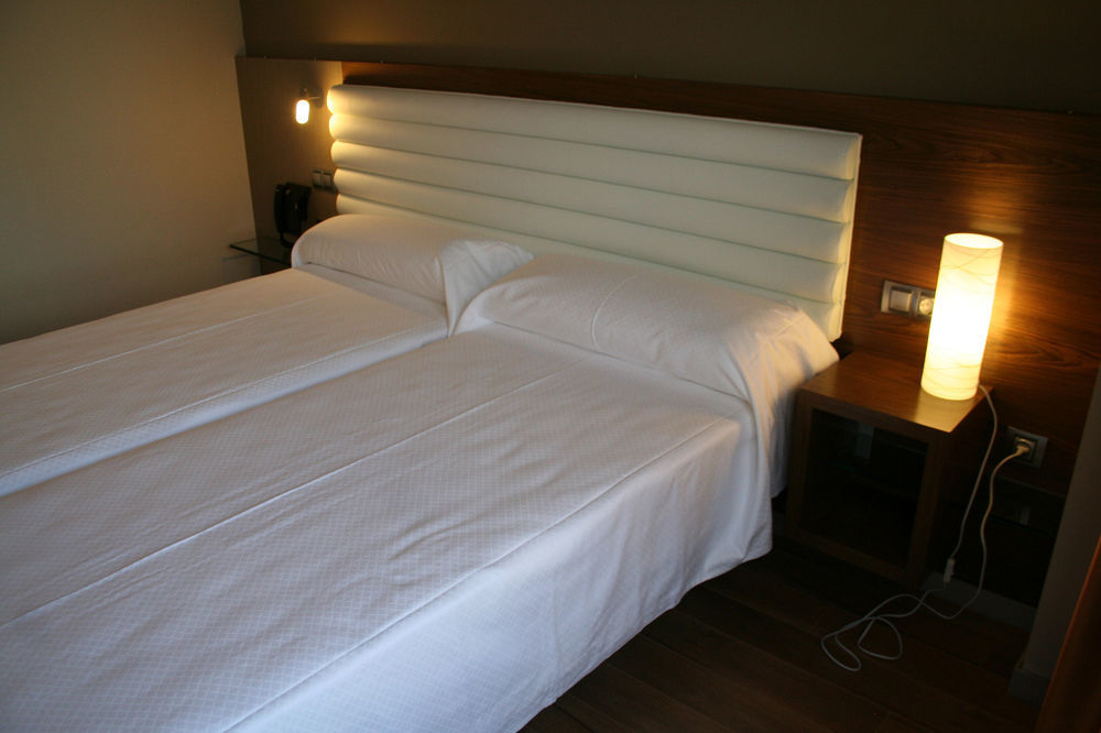 Hotel Duero Laguna de Duero Bagian luar foto