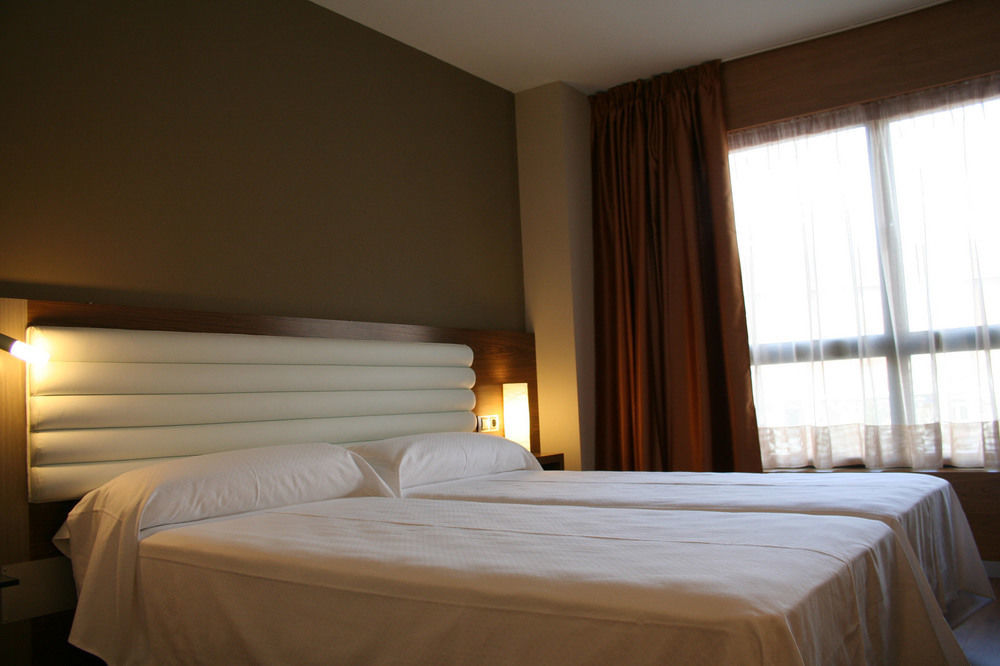 Hotel Duero Laguna de Duero Bagian luar foto
