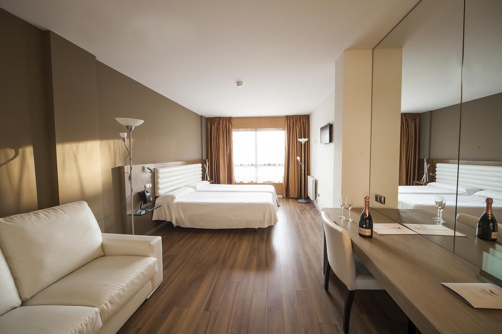 Hotel Duero Laguna de Duero Bagian luar foto