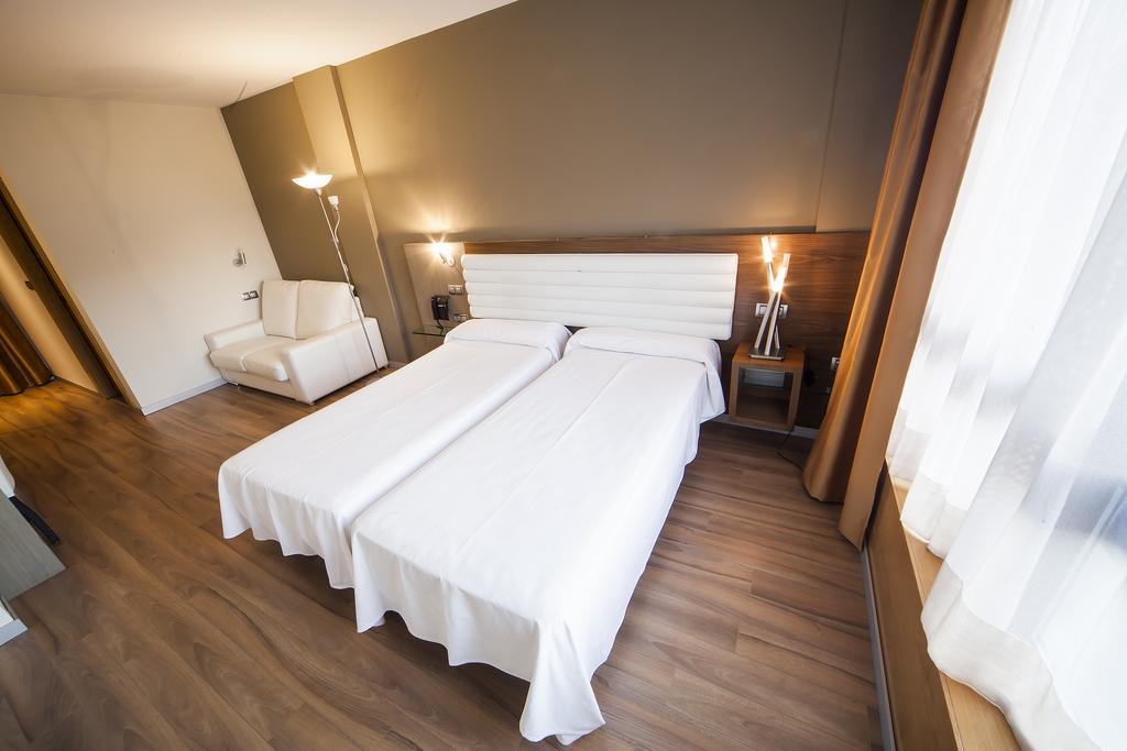 Hotel Duero Laguna de Duero Bagian luar foto