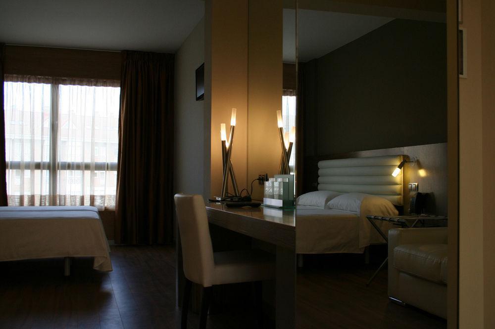 Hotel Duero Laguna de Duero Bagian luar foto